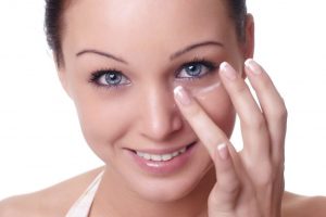 Восстанавливающий крем для кожи вокруг глаз SPF15